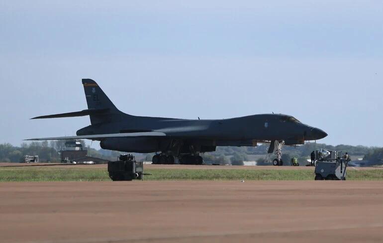 США вивели всі бомбардувальники з британської бази RAF Fairford після загрози теракту — CNN