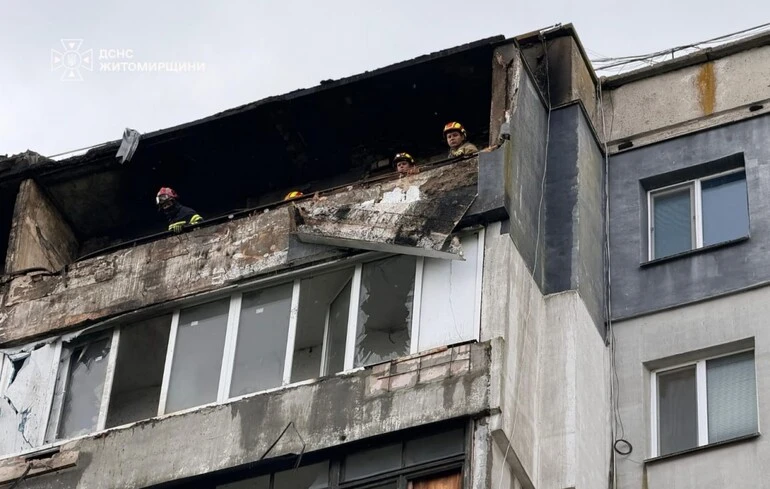 Російський БпЛА вдарив по житловій багатоповерхівці у Бердичеві