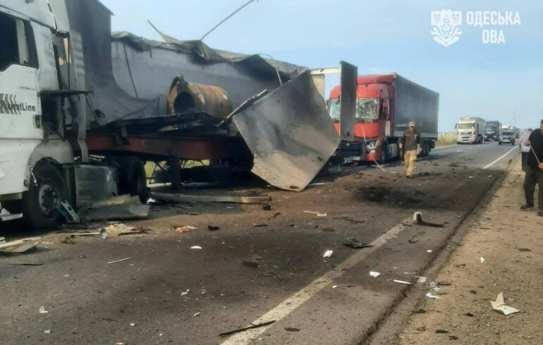 Розбиті вантажівки та постраждалі водії: Росія обстріляла автотрасу на Одещині
