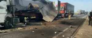 Разбитые грузовики и пострадавшие водители: Россия обстреляла автотрассу в Одесской области
