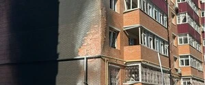 Реактивный дрон ударил по многоэтажке в Сумах: среди раненых есть подросток