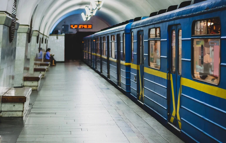 По одному поїзду через міст: у Києві обмежили рух «зеленою» лінією метро