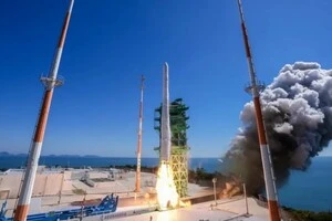 Южная Корея впервые в этом году запустила ракету-носитель: на орбиту вывели 15 спутников