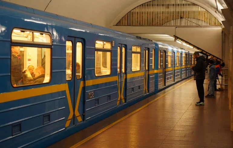 «Зелена» гілка метро працює: у Києві пояснили зміни в русі транспорту