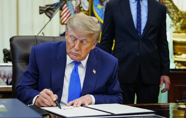 Скасування санкцій США проти дизеля РФ: у Києві припускають, що США підготували рішення до дня народження Путіна