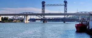 Дроны попали в разводной железнодорожный мост в Ростове