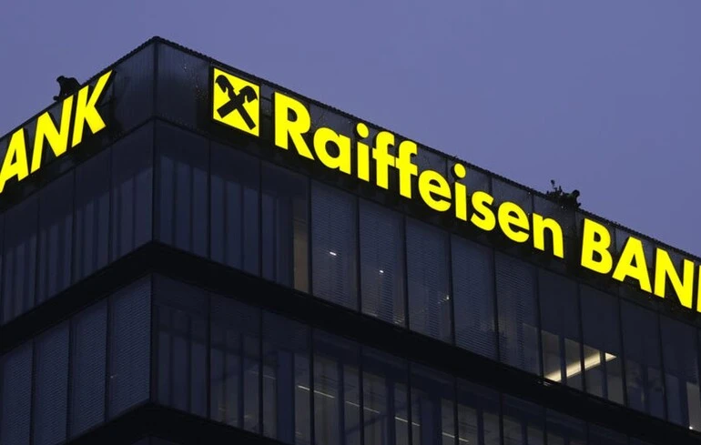 Російська «дочка» Raiffeisen проводила платежі за оборонними замовленнями РФ — «Схеми»