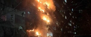 Російська ракета вдарила по дев'ятиповерхівці у Києві: вогонь охопив весь будинок, є загиблий, два десятки поранених