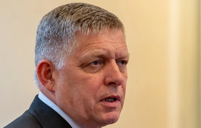 Політика на два боки: Фіцо готує зустрічі з Україною та Росією