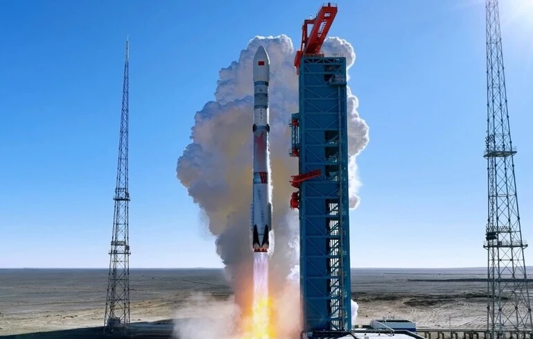 Китай запустив вісім супутників для обчислень і навчання ШІ в космосі