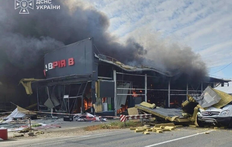 Реактивний "Шахед" влучив у магазин "Таврія В" на Одещині: є поранені