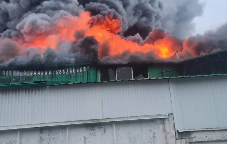 Дрони атакували підприємство на Волині: спалахнула масштабна пожежа, жителів закликали евакуюватися