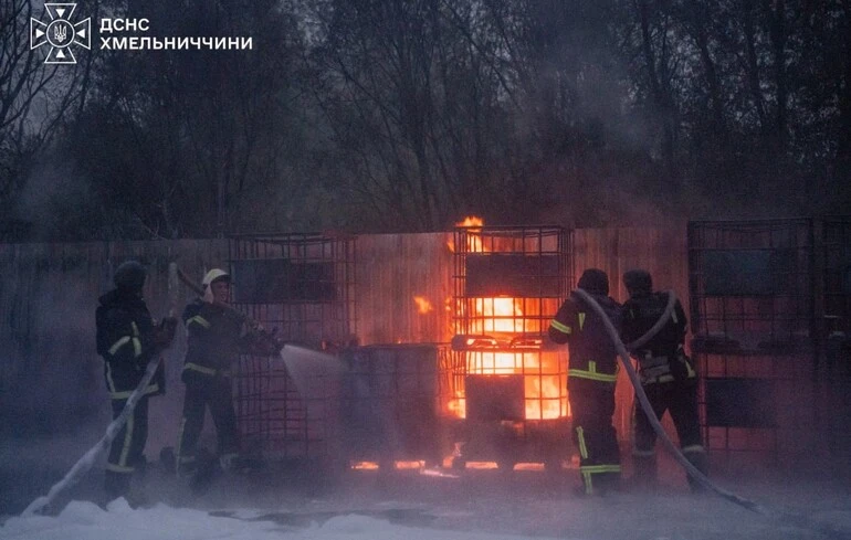 Атака РФ на Хмельниччину: є загиблі та поранені, горять підприємства й будинки