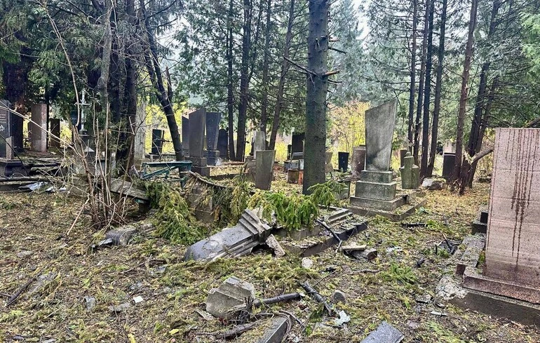 Росіяни атакували об'єкт інфраструктури та пошкодили кладовище в Рівному, де поховані військові 