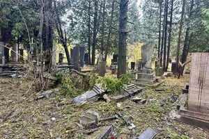 Росіяни атакували об'єкт інфраструктури та пошкодили кладовище в Рівному, де поховані військові 