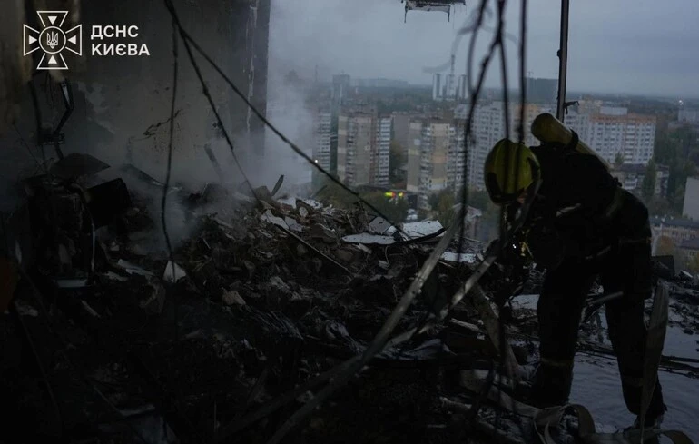 У Києві через атаку дронів загинули люди, а в одному з районів — аварійні вимкнення світла: фото наслідків