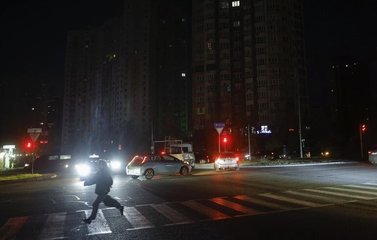 Росіяни атакували енергетику Києва: чотири райони частково знеструмлено