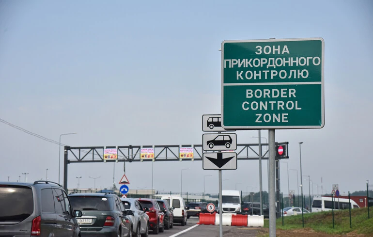Росія посилила удари по заходу України: чи вплинуло це на черги на кордоні