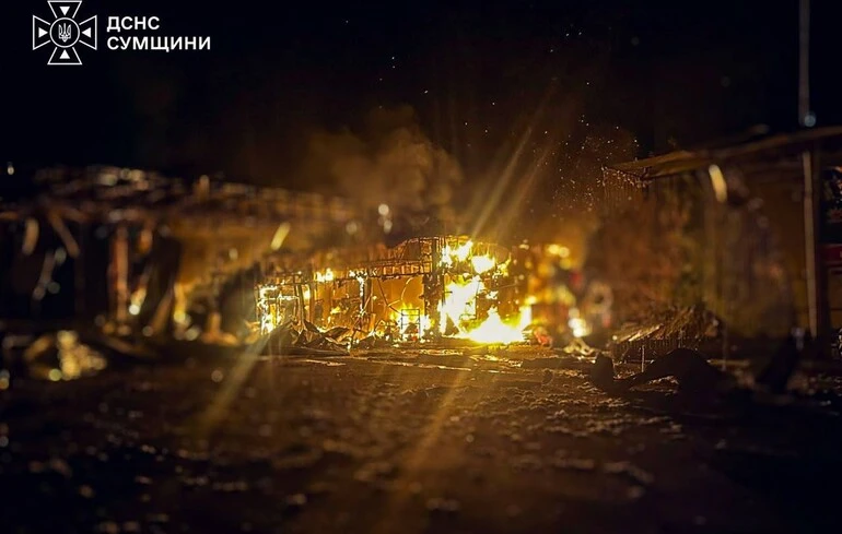 Понад 900 населених пунктів без електрики, пожежі в Сумах і пошкодження залізниці: наслідки нічних ударів РФ