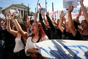 Європу охоплює хвиля протестів, але найгірше може бути ще попереду — Politico