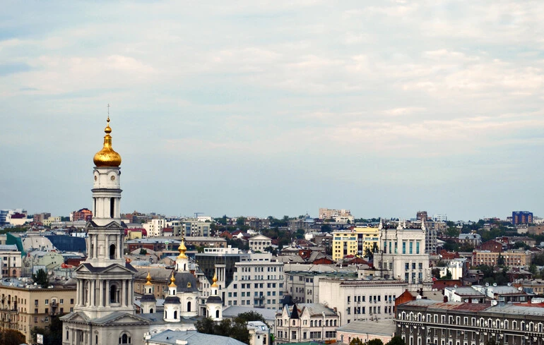 У Харкові внаслідок російської атаки палає будинок