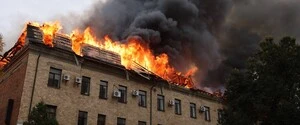 В Харькове в результате российского нападения горит дом