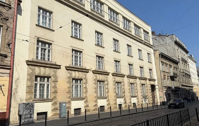 У центрі Львова здають в оренду приміщення в історичній будівлі «Укртелекому»