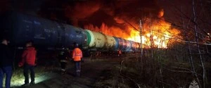 «Пролунав вибух, було світло, як вдень»: біля Єкатеринбурга зійшли з рейок 39 вагонів