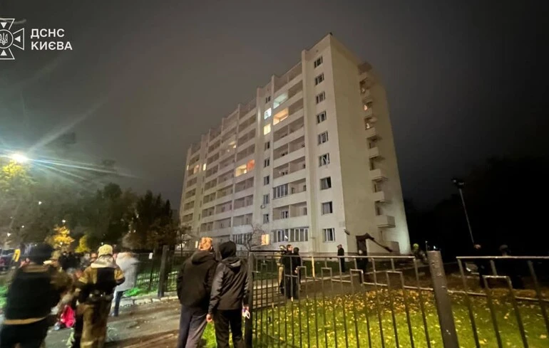 Удар по Києву: пошкоджено станцію метро «Лісова» та гуртожиток, є постраждалі