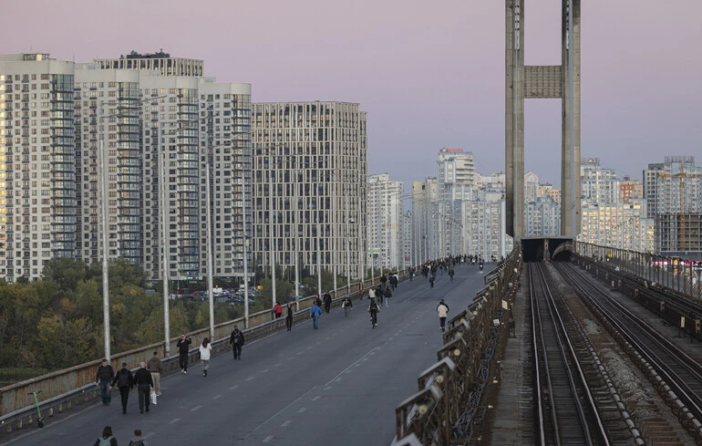 Черговий удар РФ по Південному мосту: метро працює зі змінами на двох лініях