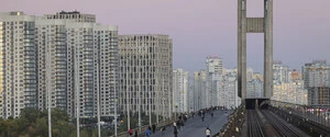 В Киеве перекрыто движение по Южному мосту: появились фото повреждений в результате обстрела