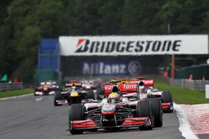 Льюис Хэмильтон победил на гран-при Бельгии и возглавил зачет пилотов