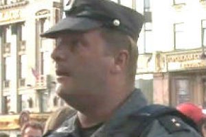 Опознан прапорщик милиции РФ, избивавший людей на акции 31 июля