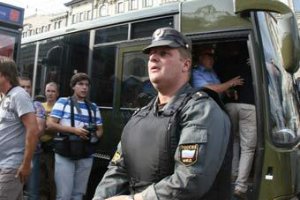 Російський міліціонер, що бив людей на мітингу, став підозрюваним у кримінальній справі