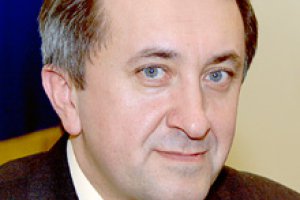 Данилишин утверждает, что лично к нему не попадали документы по госзакупкам