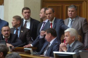 «Бютовцы» и «регионалы» блокируют трибуну Рады, Литвин ведет заседание