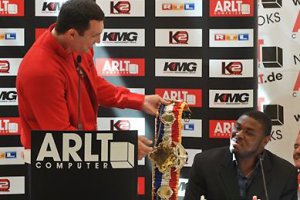 Кличко на день народження подарував супернику торт і дозволив торкнутися чемпіонського поясу