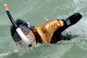 Француз без рук и ног с помощью ласт преодолел Ла-Манш