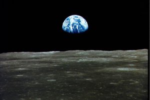 Аппарат NASA нашел на Луне новый тип каменной породы