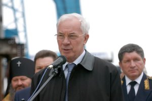 Лидеры 60 партийных и общественных организаций написали Януковичу о неправомерной агитации Азарова