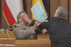 Крымские депутаты устроили драку в парламенте