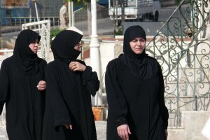Таджикских мусульманок просят воздержаться от черных хиджабов