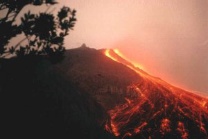 В Индонезии число жертв стихийных бедствий достигло 400 человек
