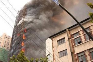 В Шанхае горит небоскреб: минимум 12 человек погибли, 50 ранены