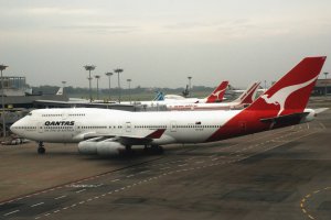 Самолет компании Qantas совершил экстренную посадку в Австралии