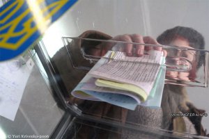 В трех областях избиратели рвали бюллетени и свои документы