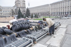 У Києві на Майдані Незалежності напередодні акції протесту встановлюют льодовий каток