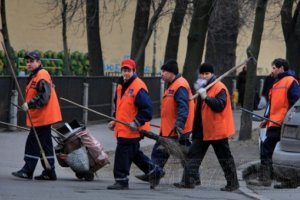 Київським двірникам за роботу в особливих умовах виділять півмільйона доларів