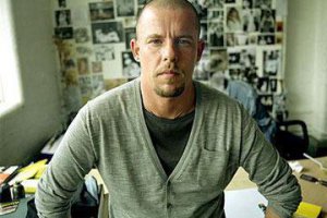 Дизайнера Александра Маккуина посмертно наградят за вклад в моду