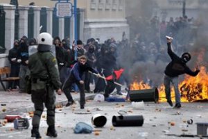 Грецька поліція знову втихомирює молодь